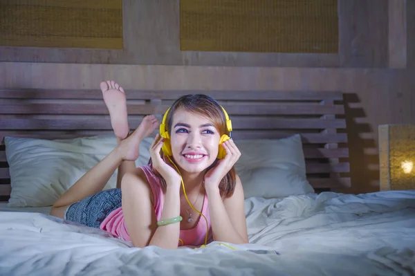 Joven Mujer Atractiva Feliz Cama Con Auriculares Amarillos Escuchando Música — Foto de Stock