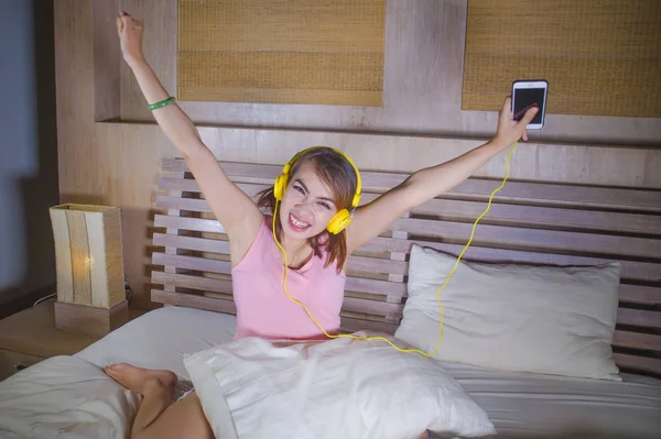 Jovem Mulher Atraente Feliz Cama Com Fones Ouvido Amarelos Ouvindo — Fotografia de Stock