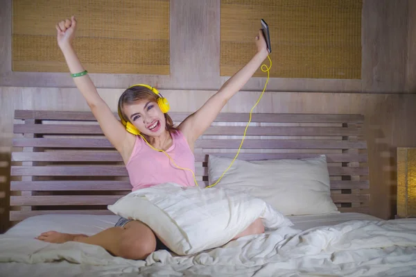 Młoda Dziewczyna Atrakcyjne Szczęśliwy Łóżku Żółtym Słuchawki Słuchać Muzyki Internet — Zdjęcie stockowe