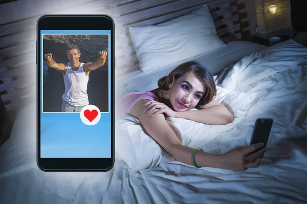 소녀가 보내는 프로필을 전화를 인터넷 미디어 침대에 데이트 셀룰러 기술에 — 스톡 사진