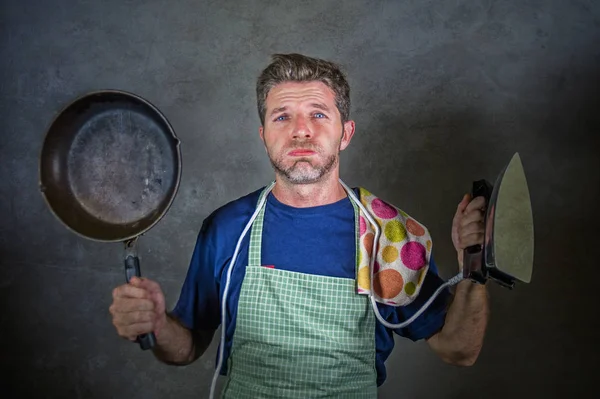 Joven Atractivo Estresado Abrumado Hombre Perezoso Sosteniendo Cocina Pan Hierro — Foto de Stock