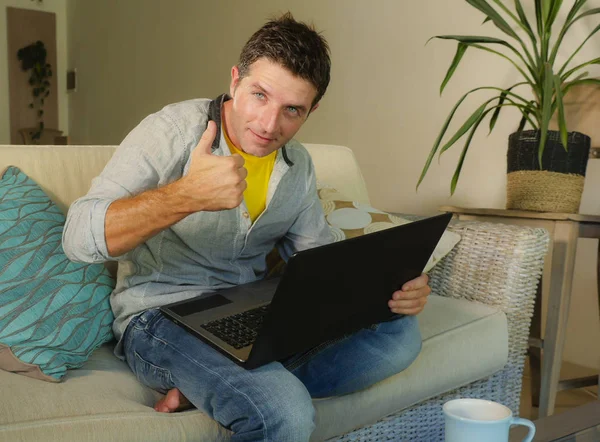 Mladý Atraktivní Šťastný Muž Doma Uvolněně Práci Přenosném Počítači Sedící — Stock fotografie