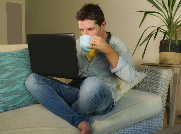 Jovem Atraente Feliz Homem Casa Relaxado Trabalhando Computador Portátil Sentado — Fotografia de Stock