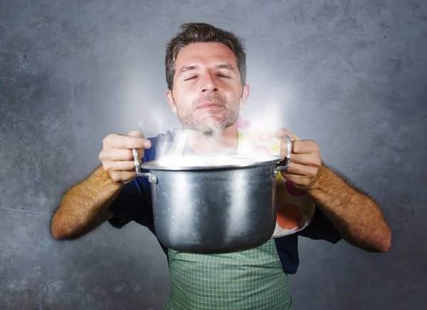Junge Attraktive Glückliche Und Stolze Hauskoch Mann Kochen Suppe Halten — Stockfoto