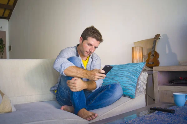 Joven Fresco Atractivo Feliz Hombre Sentado Sala Estar Sofá Sofá — Foto de Stock