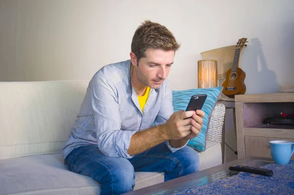 Joven Fresco Atractivo Feliz Hombre Sentado Sala Estar Sofá Sofá — Foto de Stock