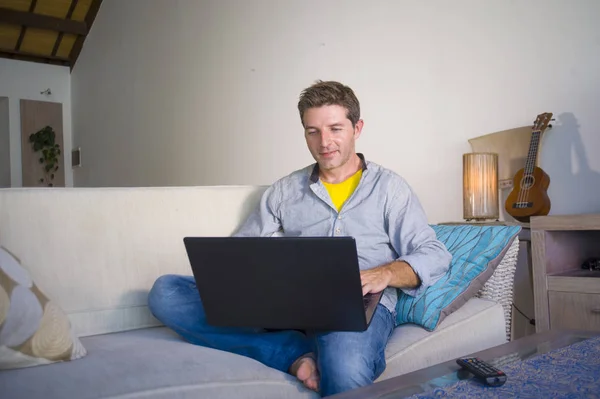Freelancer Bağımsız Yaşam Tarzı Kavramı Mutlu Dizüstü Bilgisayarda Kanepede Oturan — Stok fotoğraf