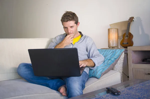 Freelancer Bağımsız Yaşam Tarzı Kavramı Mutlu Dizüstü Bilgisayarda Kanepede Oturan — Stok fotoğraf