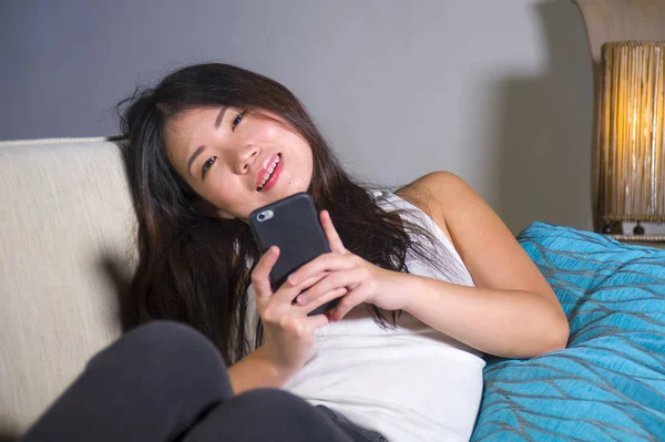 Jeune Douce Heureuse Jolie Femme Asiatique Coréenne Utilisant Application Médias — Photo