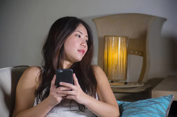 Jeune Douce Heureuse Jolie Femme Asiatique Coréenne Utilisant Application Médias — Photo