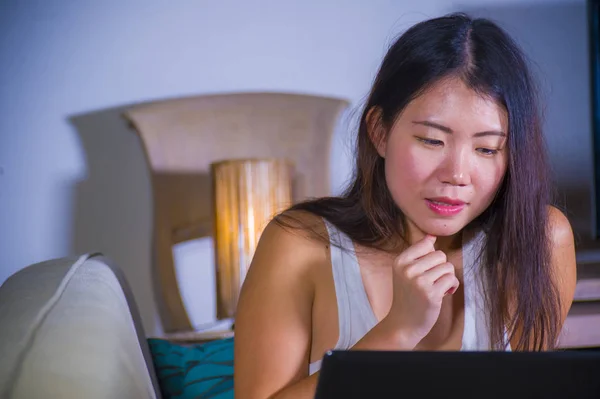 Jeune Belle Asiatique Coréen Étudiant Femme Heureux Détendu Maison Canapé — Photo