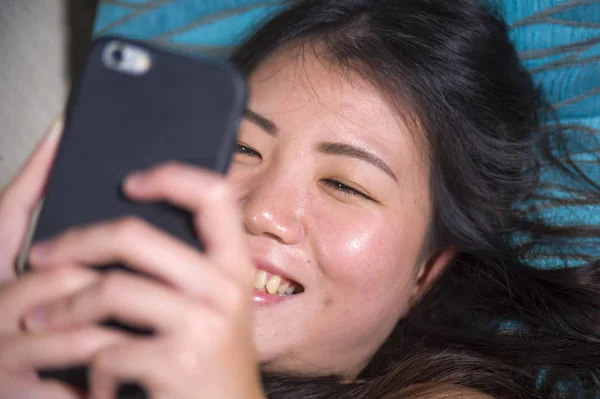 Jeune Douce Heureuse Jolie Femme Asiatique Coréenne Utilisant Application Médias — Photo