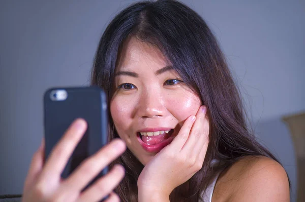 Молодая Сладкая Счастливая Красивая Азиатская Кореянка Делает Селфи Фото Мобильным — стоковое фото