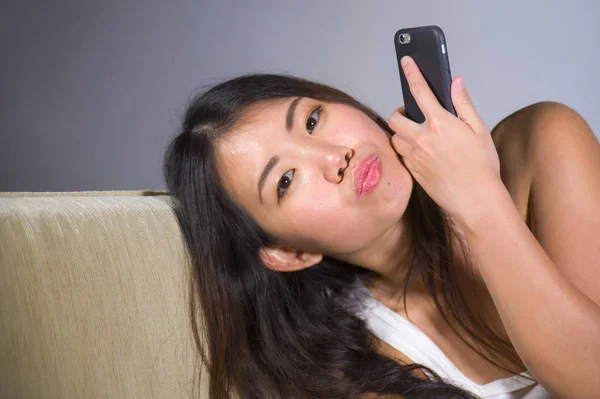 Jeune Douce Heureuse Jolie Femme Asiatique Coréenne Utilisant Application Médias — Photo