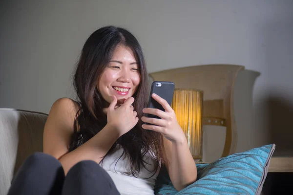 Jeune Douce Heureuse Jolie Femme Asiatique Coréenne Utilisant Application Médias — Photo