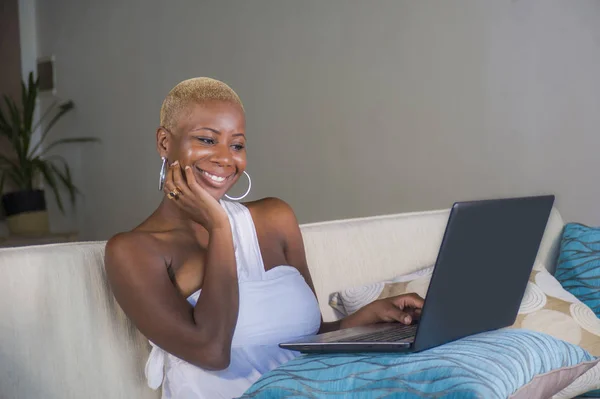 Jovem Bonita Feliz Preto Afro Americano Mulher Sorrindo Trabalhando Computador — Fotografia de Stock