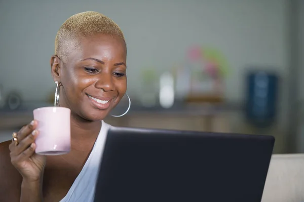 Молодая Красивая Счастливая Чернокожая Афро Американка Улыбается Работая Дома Ноутбуке — стоковое фото