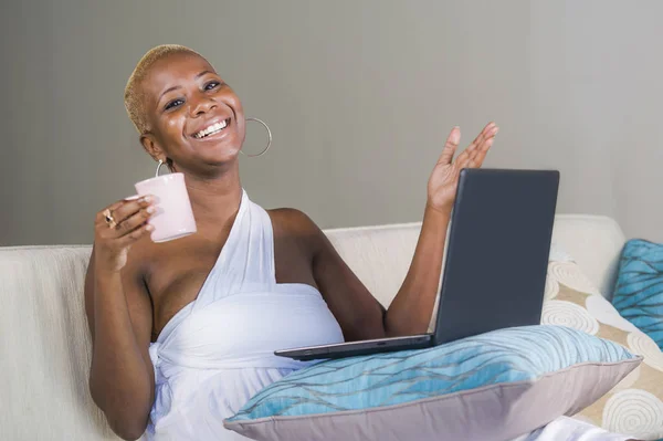 Молодая Красивая Счастливая Чернокожая Афро Американка Улыбается Работая Дома Ноутбуке — стоковое фото