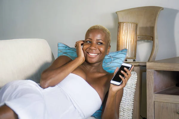 Young Beautiful Happy Black Afro American Woman Lying Home Couch — Stock Photo, Image