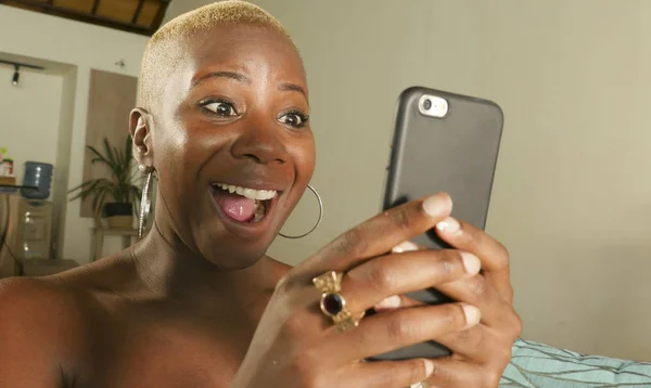 Joven Hermosa Feliz Negro Mujer Afroamericana Sonriendo Emocionado Utilizando Internet —  Fotos de Stock