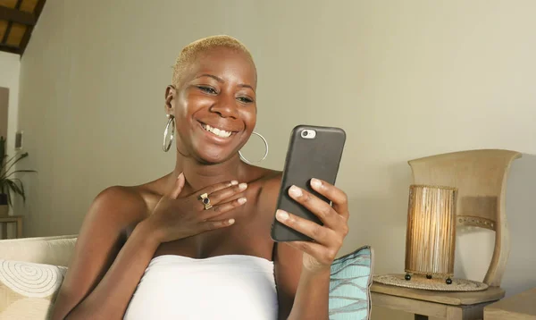 Joven Hermosa Feliz Negro Mujer Afroamericana Sonriendo Emocionado Utilizando Internet —  Fotos de Stock