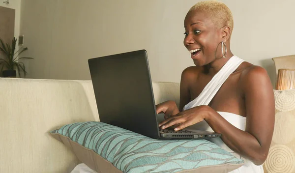 Jovem Bonita Feliz Negra Afro Americano Mulher Sorrindo Animado Divertindo — Fotografia de Stock