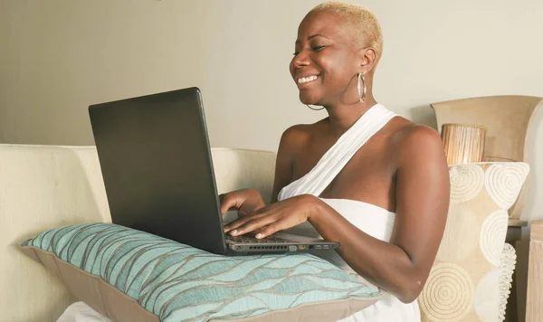 Όμορφη Και Ευτυχισμένη Μαύρο Afro Αμερικανός Γυναίκα Χαμογελώντας Ενθουσιασμένος Διασκεδάζουν — Φωτογραφία Αρχείου