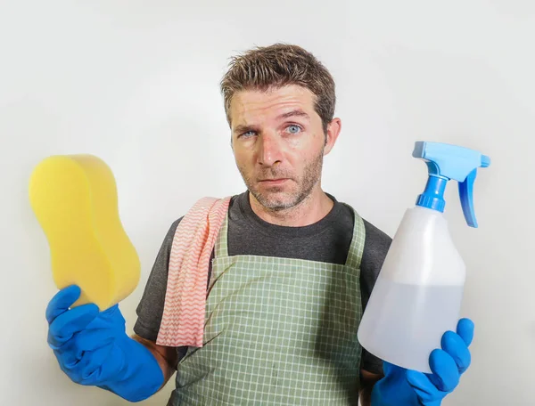 Isolado Triste Cansado Homem Doméstica Limpeza Stress Segurando Esponja Detergente — Fotografia de Stock