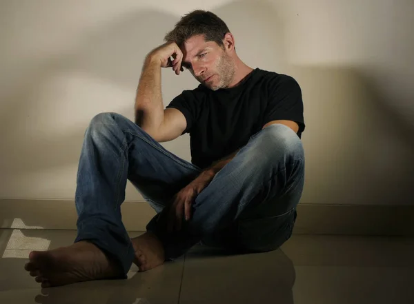 Jovem Desesperado Deprimido Homem Chorando Sozinho Sentado Chão Casa Luz — Fotografia de Stock