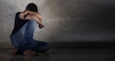 öğe, dikey, kopya alanı genç umutsuz ve depresif adam evde oturan kat arka planda gölgeli ve dramatik izole grunge üzgün ve sinirli ağrı ve depresyon acı ağlayan 