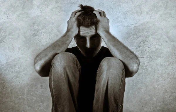 Страшний Чорно Білий Портрет Відчайдушного Чоловіка Який Плаче Сумно Сидячи — стокове фото