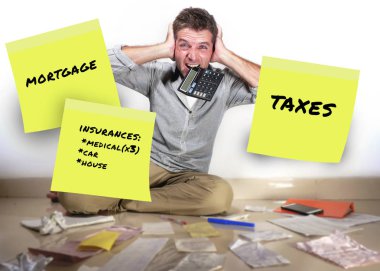 aylık giderleri post it Notlar ve umutsuz ve bunalmış hesaplamak borç para ödemeleri ve faturaları yurtiçi finans sorun kavram hakkında vurguladı çığlık iş adamı