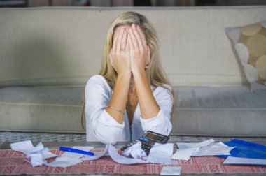 evrak ve banka hesap makinesi stres mali sorun ve depresyon ile muhasebe faturaları yapıyor yerli para giderleri hesaplanmasında çekici endişeli ve umutsuz sarışın kadın
