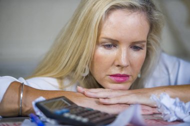 evrak ve banka hesap makinesi stres mali sorun ve depresyon ile muhasebe faturaları yapıyor yerli para giderleri hesaplanmasında çekici endişeli ve umutsuz sarışın kadın