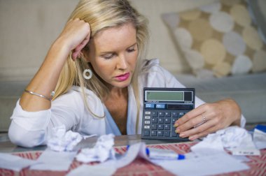 evrak ve banka hesap makinesi stres mali sorun ve depresyon ile muhasebe faturaları yapıyor yerli para giderleri hesaplanmasında çekici endişeli ve umutsuz sarışın kadın