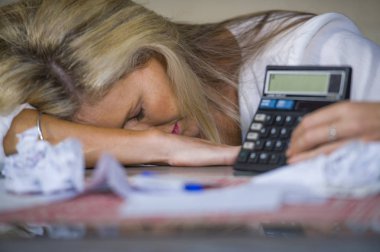 evrak ve banka hesap makinesi stres mali sorun ve depresyon ile muhasebe faturaları yapıyor yerli para giderleri hesaplanmasında çekici endişeli ve umutsuz sarışın kadın