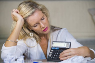 evrak ve banka hesap makinesi stres mali sorun ve depresyon ile muhasebe faturaları yapıyor yerli para giderleri hesaplanmasında çekici endişeli ve umutsuz sarışın kadın