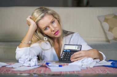 evrak ve banka hesap makinesi stres mali sorun ve depresyon ile muhasebe faturaları yapıyor yerli para giderleri hesaplanmasında çekici endişeli ve umutsuz sarışın kadın
