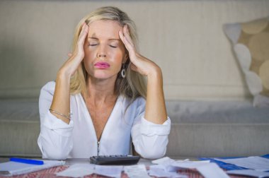evrak ve banka hesap makinesi stres mali sorun ve depresyon ile muhasebe faturaları yapıyor yerli para giderleri hesaplanmasında çekici endişeli ve umutsuz sarışın kadın