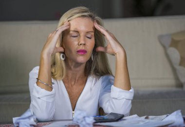 evrak ve banka hesap makinesi stres mali sorun ve depresyon ile muhasebe faturaları yapıyor yerli para giderleri hesaplanmasında çekici endişeli ve umutsuz sarışın kadın