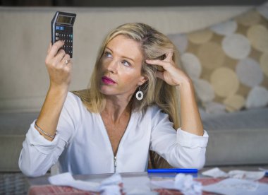 evrak ve banka hesap makinesi stres mali sorun ve depresyon ile muhasebe faturaları yapıyor yerli para giderleri hesaplanmasında çekici endişeli ve umutsuz sarışın kadın