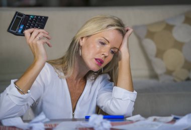 evrak ve banka hesap makinesi stres mali sorun ve depresyon ile muhasebe faturaları yapıyor yerli para giderleri hesaplanmasında çekici endişeli ve umutsuz sarışın kadın