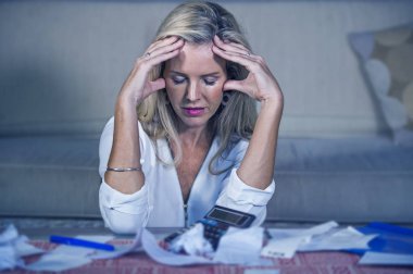 evrak ve banka hesap makinesi stres mali sorun ve depresyon ile muhasebe faturaları yapıyor yerli para giderleri hesaplanmasında çekici endişeli ve umutsuz sarışın kadın