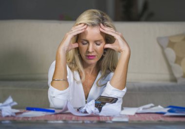 evrak ve banka hesap makinesi stres mali sorun ve depresyon ile muhasebe faturaları yapıyor yerli para giderleri hesaplanmasında çekici endişeli ve umutsuz sarışın kadın