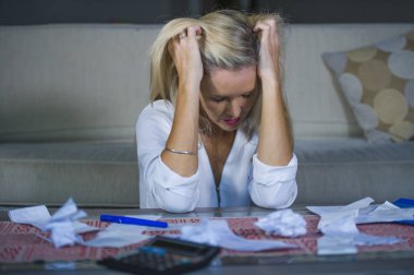 evrak ve banka hesap makinesi stres mali sorun ve depresyon ile muhasebe faturaları yapıyor yerli para giderleri hesaplanmasında çekici endişeli ve umutsuz sarışın kadın