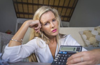 evrak ve banka hesap makinesi stres mali sorun ve depresyon ile muhasebe faturaları yapıyor yerli para giderleri hesaplanmasında çekici endişeli ve umutsuz sarışın kadın