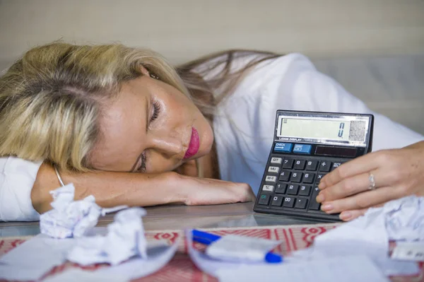 Aantrekkelijke Bang Wanhopig Blonde Vrouw Berekening Van Binnenlandse Geld Uitgaven — Stockfoto