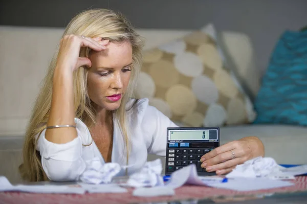 Mulher Loira Preocupada Desesperada Atraente Calculando Despesas Dinheiro Doméstico Fazendo — Fotografia de Stock