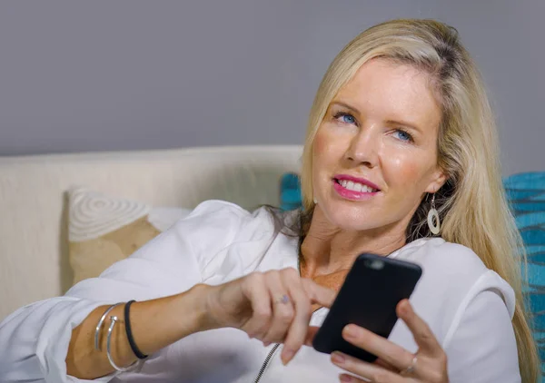 Beautiful Happy Blond Woman Early 40S Relaxed Home Living Room — Stock Photo, Image