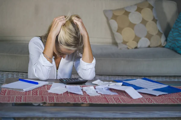 Attrayant Inquiet Désespéré Femme Blonde Calcul Des Dépenses Argent Domestique — Photo